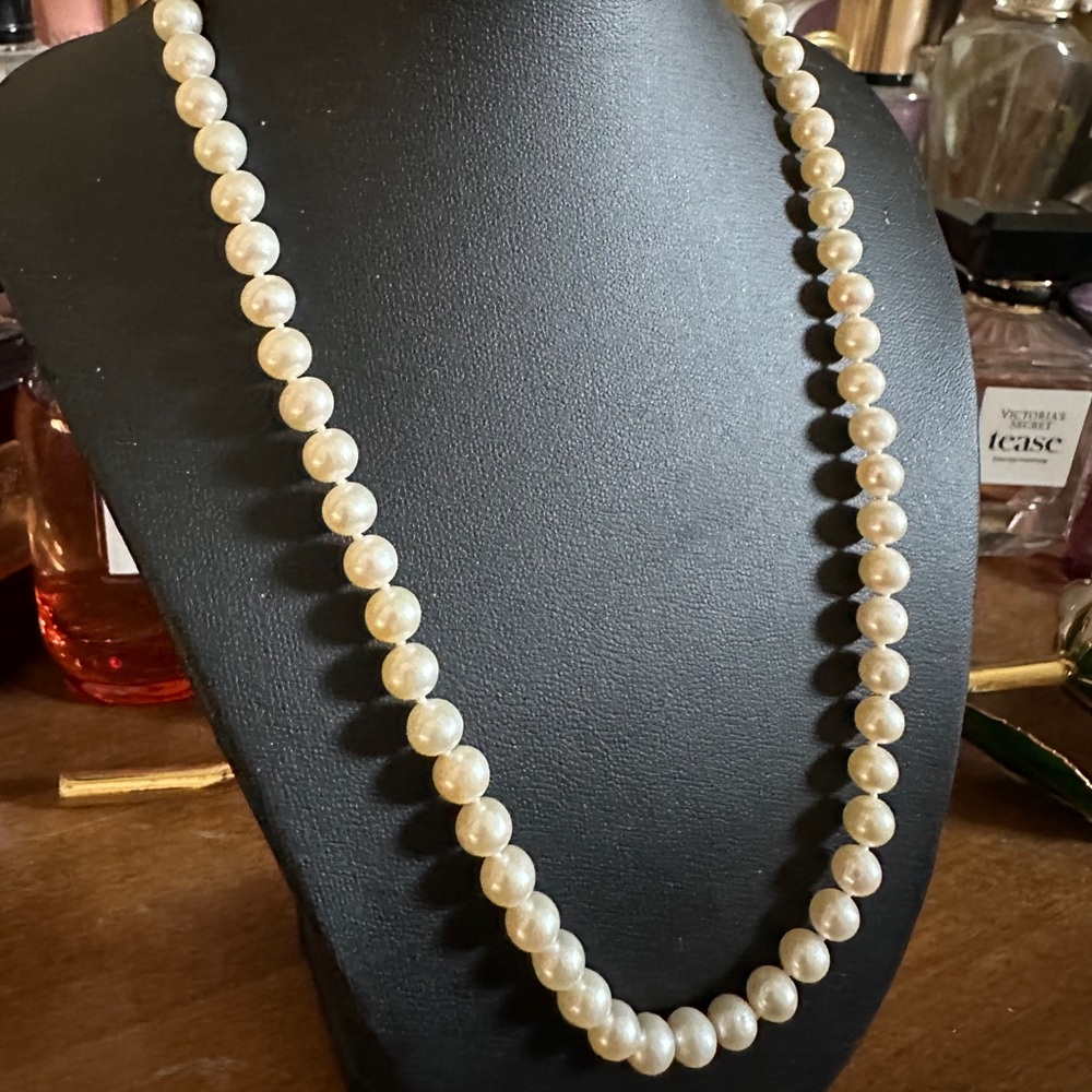 Elegant Freshwater Pearl Necklace with 14K Gold Clasp